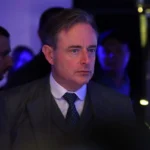 Baş nazir silahı polisə təhvil verdi